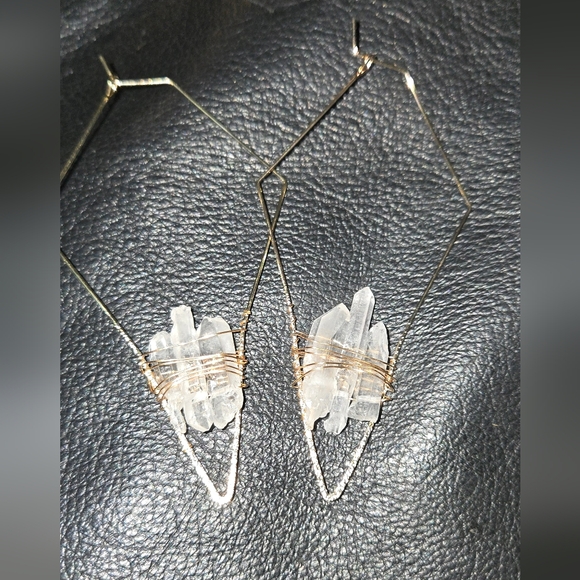 Quarts pillar hand hammered gold wire drop earrings approx. 3.5" lightweight - Picture 6 of 8